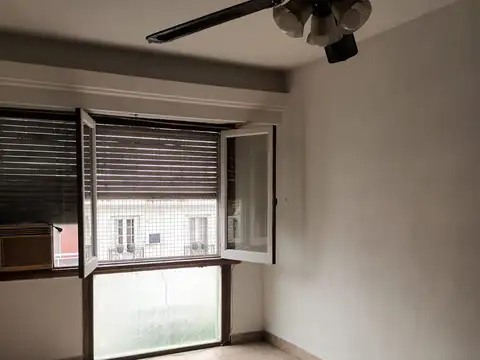 MONOAMBIENTE AL FRENTE LUMINOSO