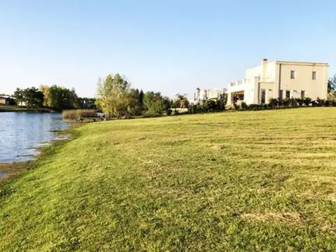 Terreno a la laguna en Barrio El Cazal 900m2