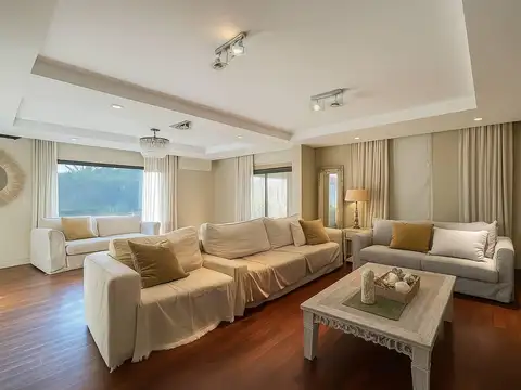 VENTA: casa de seis dormitorios con terreno de 1600 m2, y pileta. San Marino, Funes Hills
