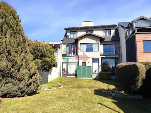 Hermosa casa de tres dormitorios, quincho, amplio jardin y local comercial a la calle. Oportunidad!