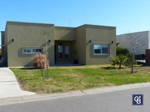 Amplia casa en venta de 5 ambientes en -San Ramón, Pilar del Este
