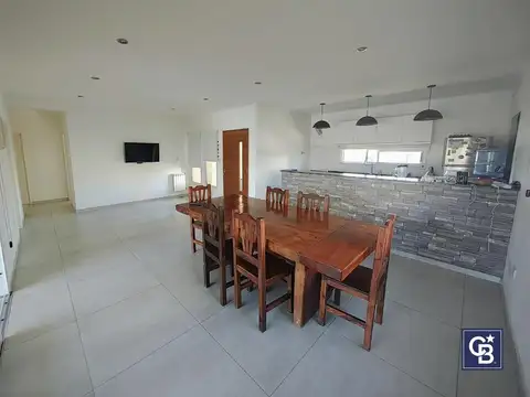 Casa 5 ambientes con 2 baños