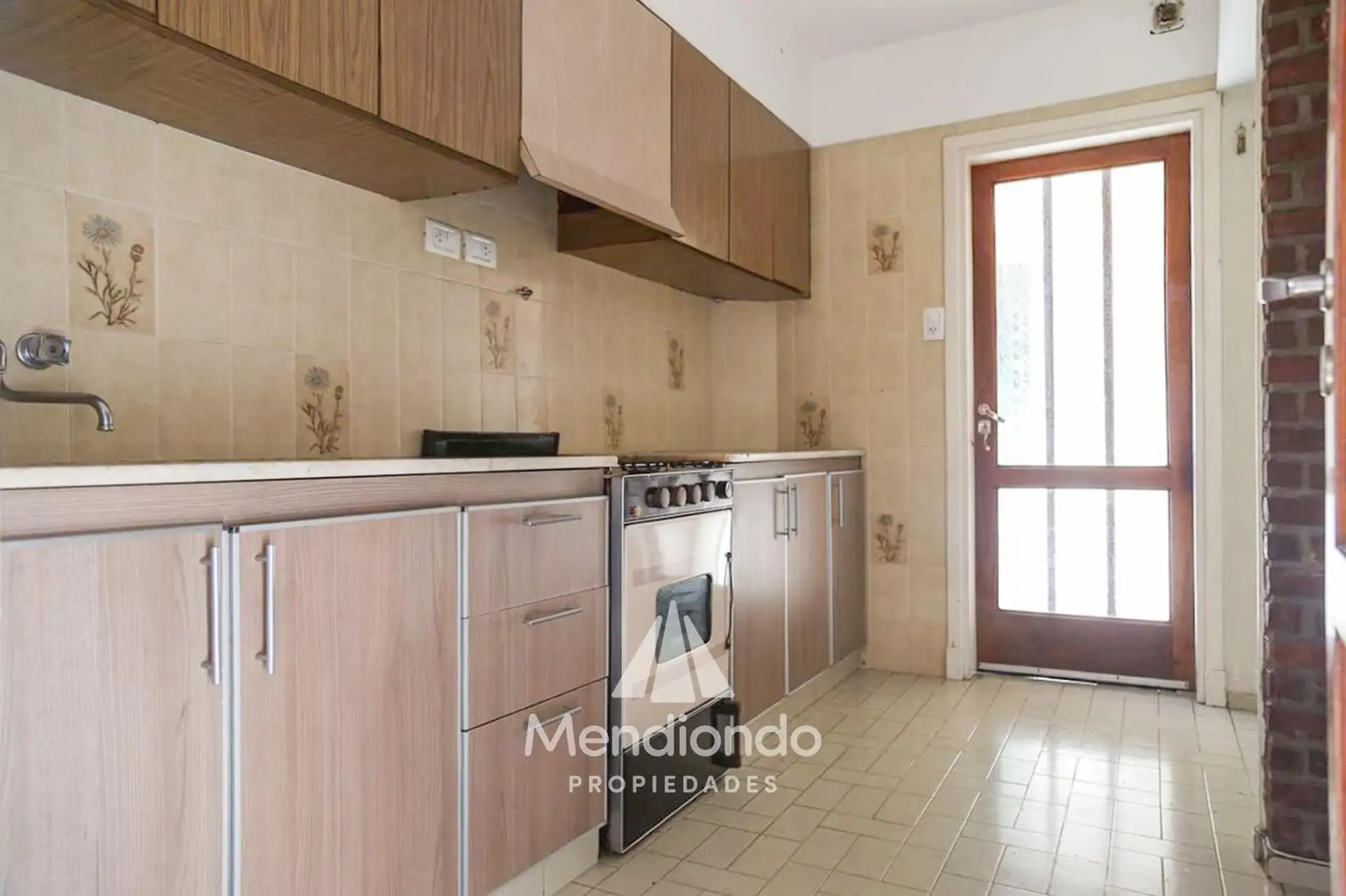 Casa 5 ambientes con patio, cochera y parrilla