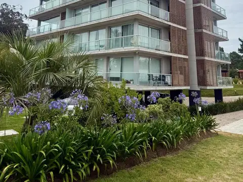 Nuevo con amplio balcón, cochera y amueblado.