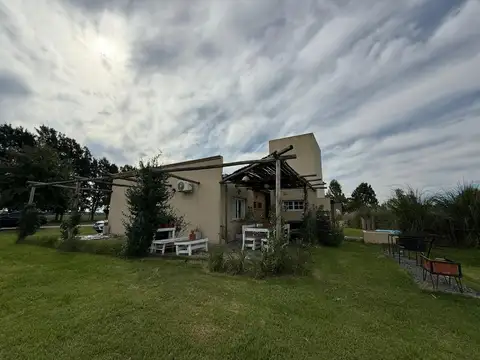Casa 4 ambientes con 2 baños