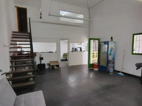 Oportunidad! vendo galpon con local sobre av juan b justo
