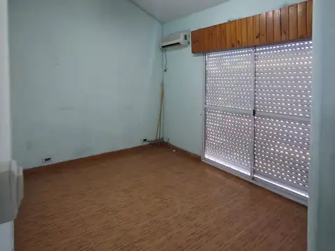 DEPARTAMENTO, TRES LOCALES Y GALPON A LA VENTA