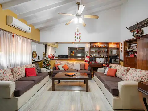 Casa en Venta con 4 cocheras