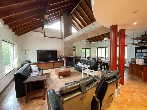 CASA DE 4 AMBIENETS EN VENTA  - COUNTRY CLUB  BANCO PROVINCIA -  HERMOSA VISTA AL PARQUE Y ARROYO
