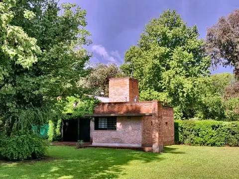 Casa en venta 2 dorm + quincho, parque de 1.200 m² a 150 m del río, Anisacate