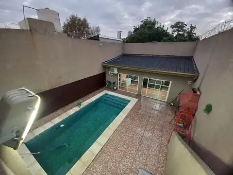 Venta casa 5 Ambientes, cochera, pileta, quincho