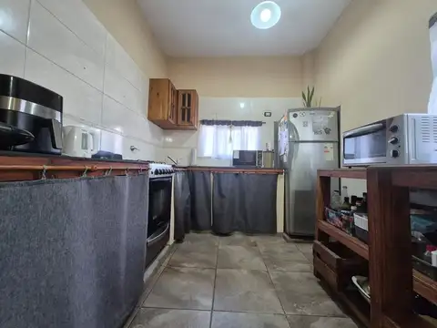 Casa 6 ambientes con 2 baños