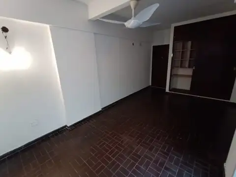 24 de Noviembre 1600 Pb Monoambiente con Patio y Cocina Separada Muy Luminoso