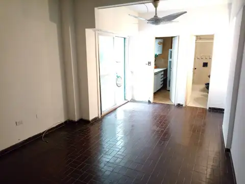 24 de Noviembre 1600 Pb Monoambiente con Patio y Cocina Separada Muy Luminoso