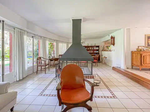 Casa 7 ambientes con 2 baños