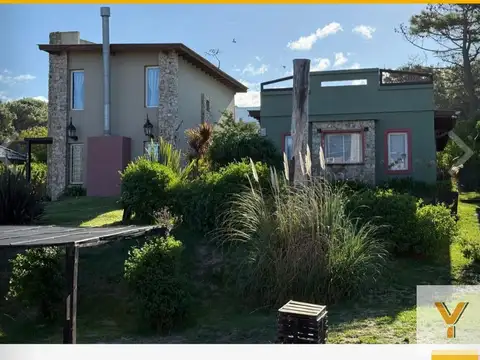 Casa en Venta - 4 Dormitorios 2 Baños - 600mts - Mar Azul
