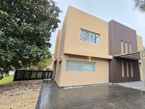 Casa 4 ambientes con 4 baños