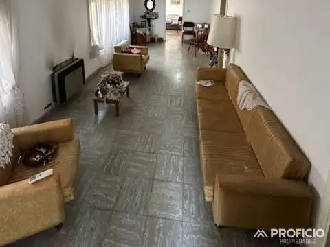 Casa en venta de 3 dormitorios c/ cochera en Berazategui Oeste