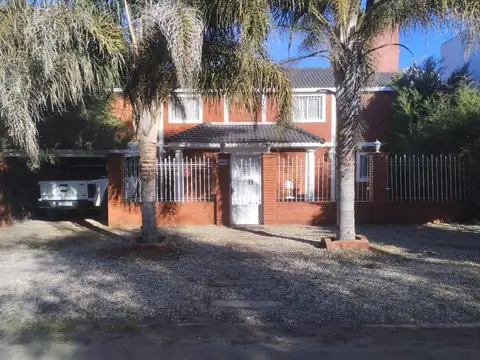 REMAX JARDIN VENDE AMPLIA CASA 500 M2  ALTA GRACIA