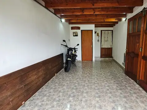 Casa 6 ambientes con 2 baños