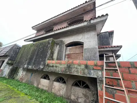 Venta amplia casa aterminar enesquina Pavon Arriba