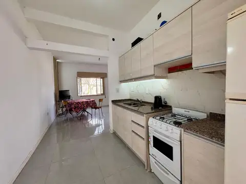 EN VENTA-CASA DE DOS DORMITORIOS CON QUINCHO EN LA TERRAZA-BARRIO AZCUENAGA