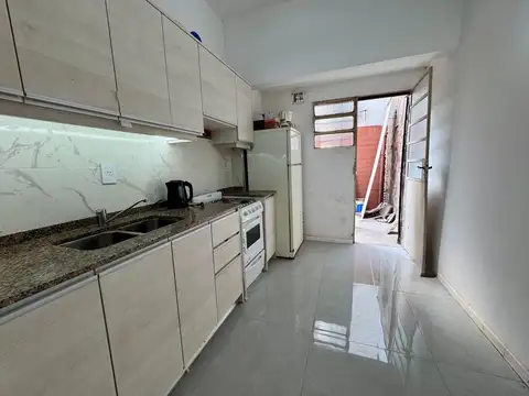 EN VENTA-CASA DE DOS DORMITORIOS CON QUINCHO EN LA TERRAZA-BARRIO AZCUENAGA