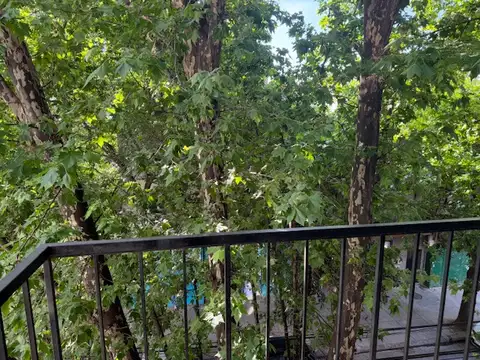 2 AMBIENTES AL FRENTE CON BALCON POR ESCALERA