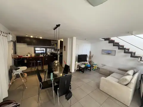 CASA EN CAMPO DE VUELO - OPORTUNIDAD