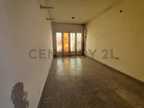 Casa con Local al frente en calle comercial de Altos de San Lorenzo