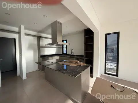 Casa en Venta con 3 cocheras
