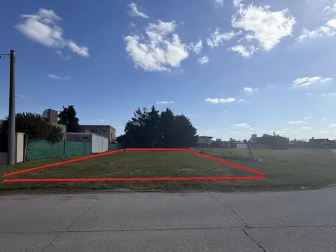 Terreno En Esquina sobre avenida Principal Apto comercial
