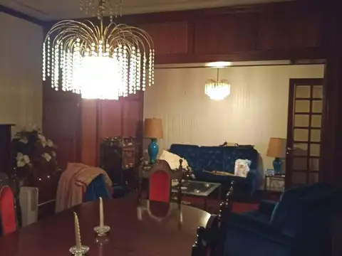 Casa 10 ambientes con 4 baños