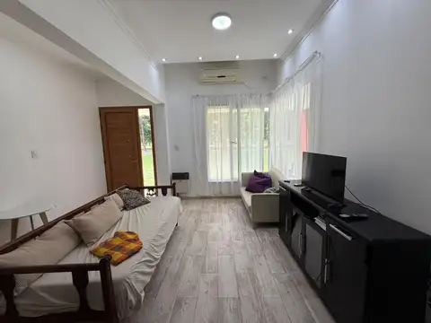 Casa en Alquiler con 2 cocheras