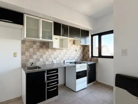 Dpto. monoambiente con balcón al frente