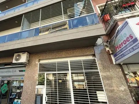 Dpto. monoambiente con balcón al frente
