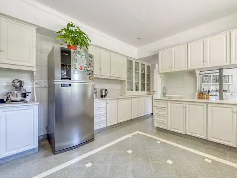 Casa 8 ambientes con 6 baños