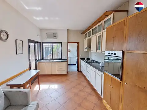 CASA 6 AMB. EN VENTA EN SARANDI CON PATIO Y JARDÍN