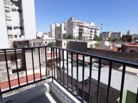 San Cristóbal. Studio con balcón al contrafrente. Alquiler temporario