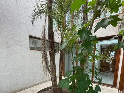 Casa en Alquiler con 6 cocheras