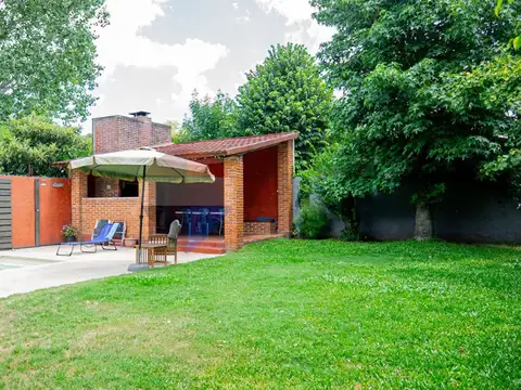 Casa en Venta con 2 cocheras