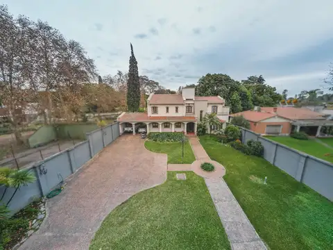 Casa 15 ambientes con 4 baños