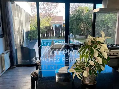 Casa en Venta con 2 cocheras