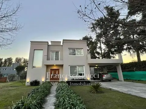 Casa 4 ambientes con 4 baños