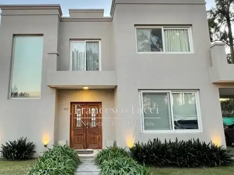 Casa en Venta con 2 cocheras