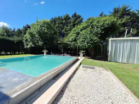 Casa en Alquiler con 4 cocheras