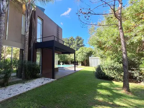 Casa en Alquiler en La Montura, USD 3.000