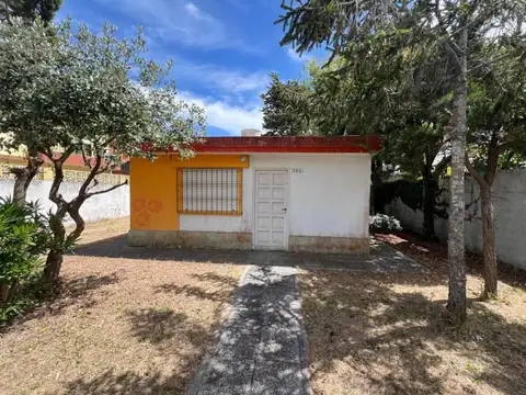 Casa en venta - 2 Dormitorios 1 Baño - Mar del Tuyú
