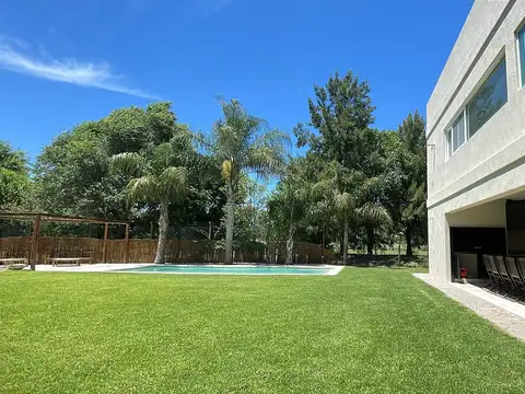 Casa en Venta con 5 cocheras