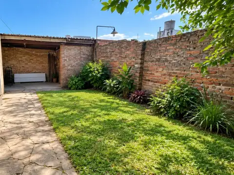 VENTA CASA 3 AMBIENTES CON AMPLIO JARDÍN Y TALLER EN CASEROS
